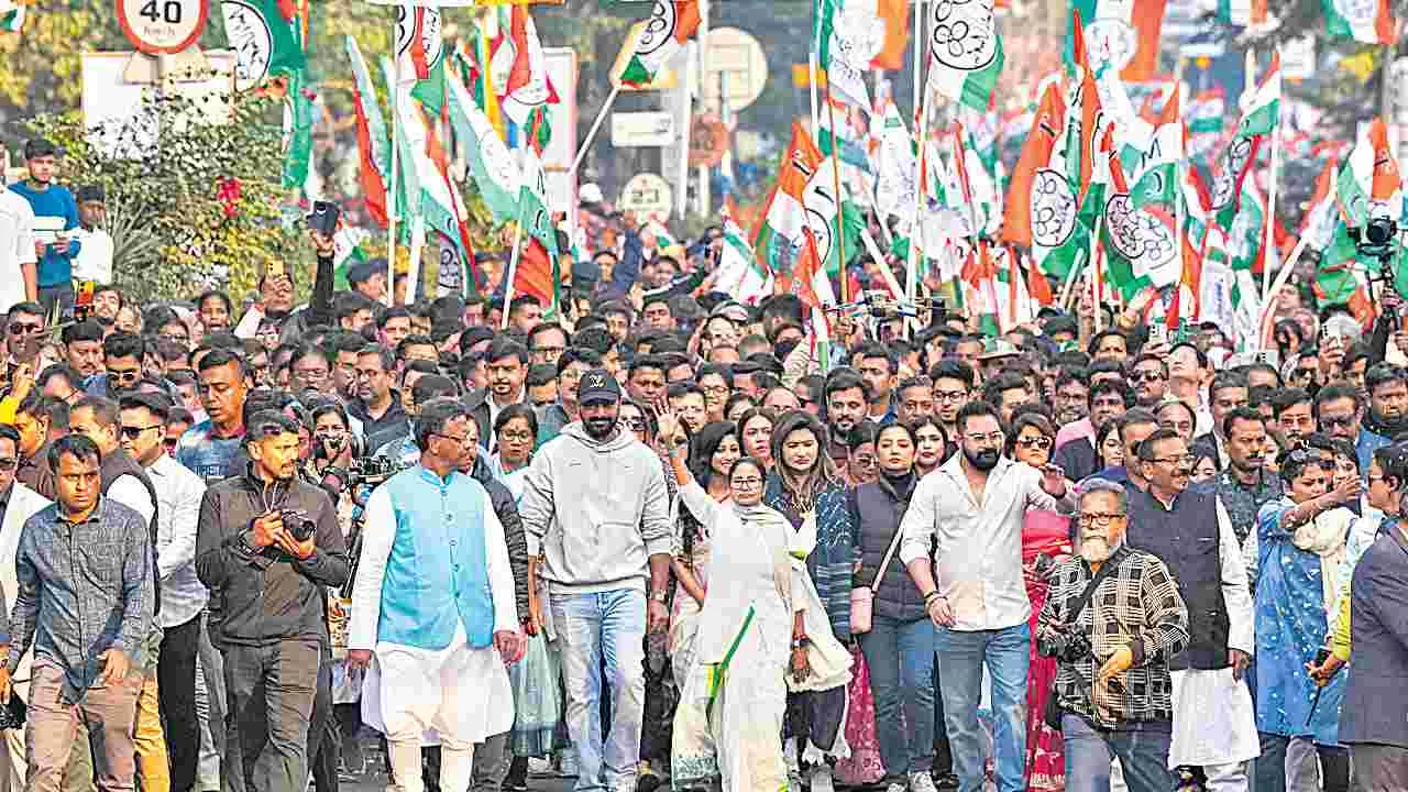 CM Mamata Banerjee: బెంగాల్‌లో ఐ-ప్యాక్‌ రచ్చ