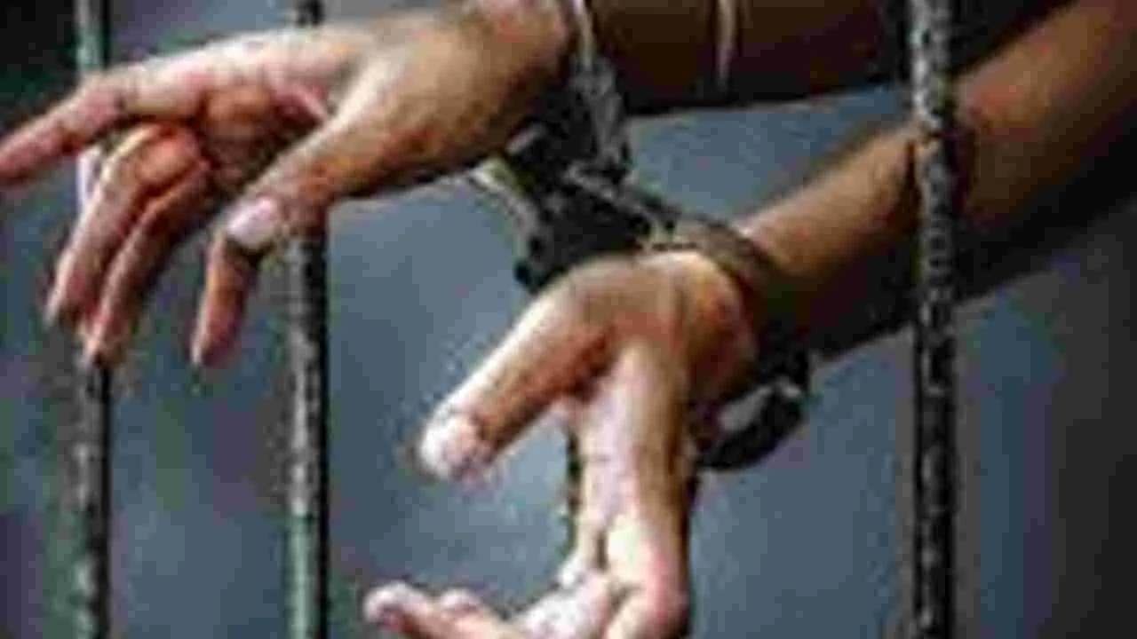 AR Constable Arrested: గంజాయి పార్టీలో ఏఆర్‌ కానిస్టేబుల్‌!