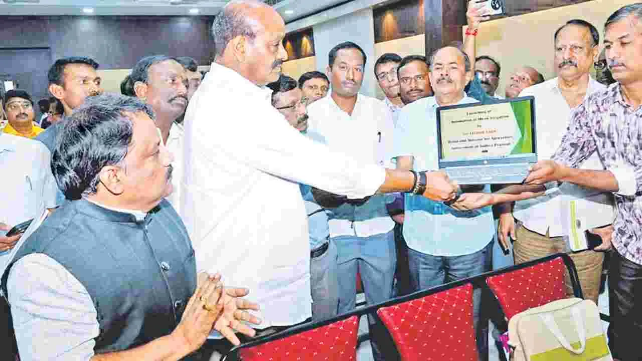 Agriculture Minister Achchennaidu: స్మార్ట్‌ మైక్రో ఇరిగేషన్‌తో ఉద్యాన రైతుకు లాభం