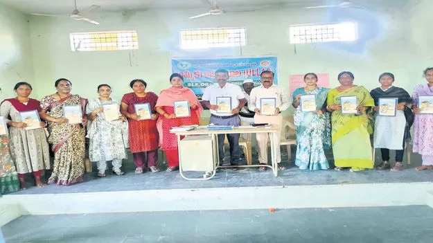 మహిళా సంఘాల సభ్యులు అక్షరాస్యులు కావాలి