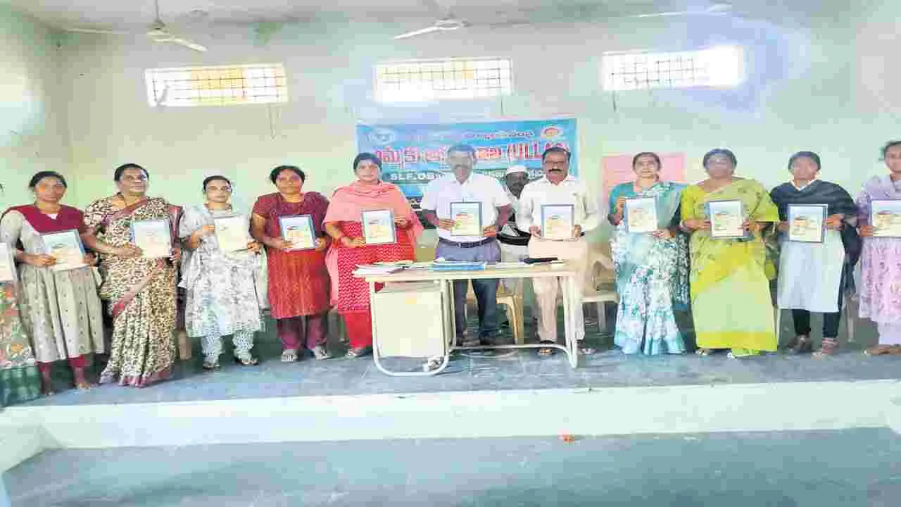 మహిళా సంఘాల సభ్యులు అక్షరాస్యులు కావాలి