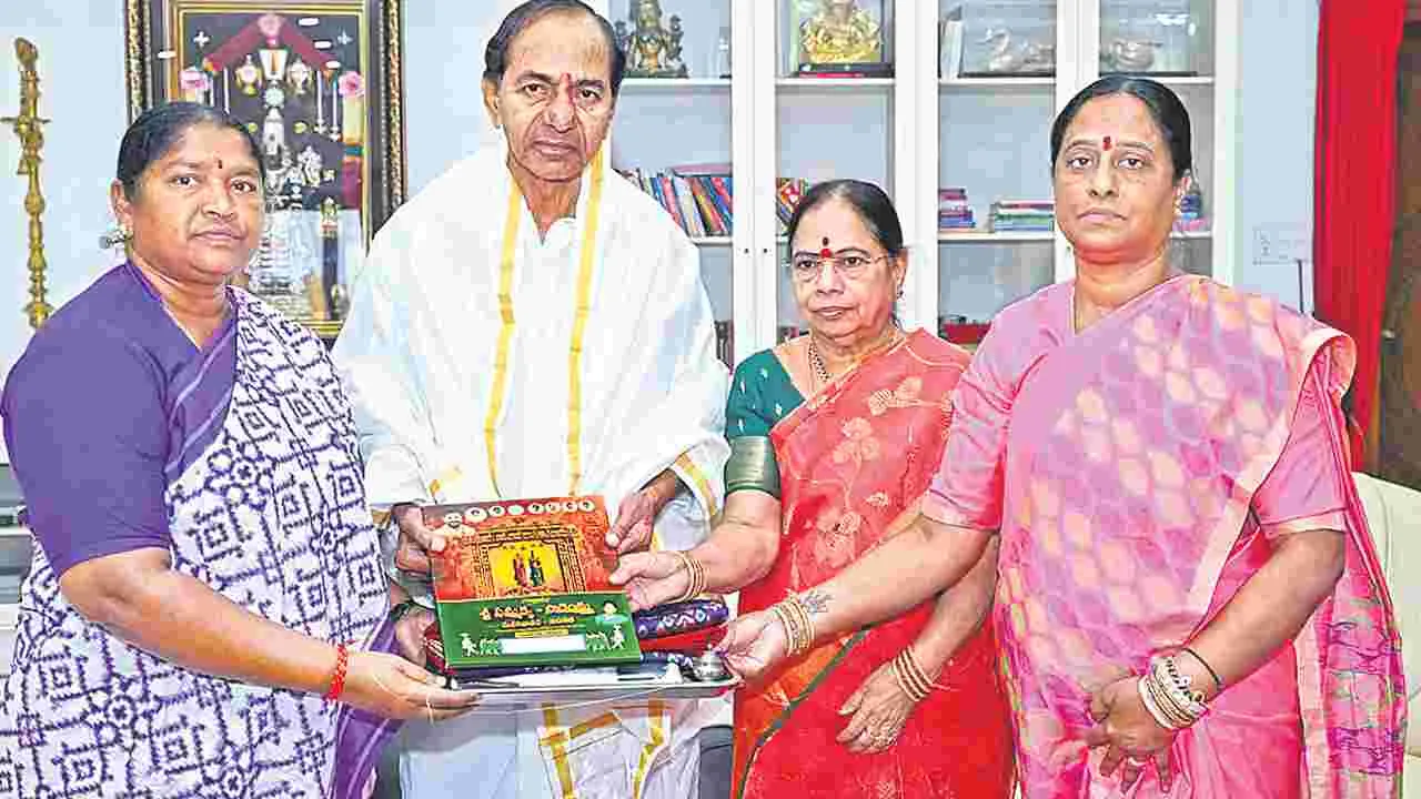 Ministers Invite KCR to Medaram Jatara: మేడారం జాతరకు రండి