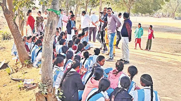 Students Protest: ఉపాధ్యాయురాలి తిట్లు భరించలేక.. 