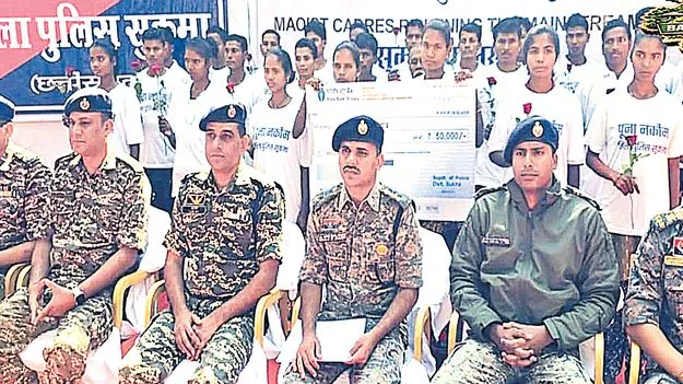 Maoists surrender: 26 మంది మావోయిస్టుల లొంగుబాటు