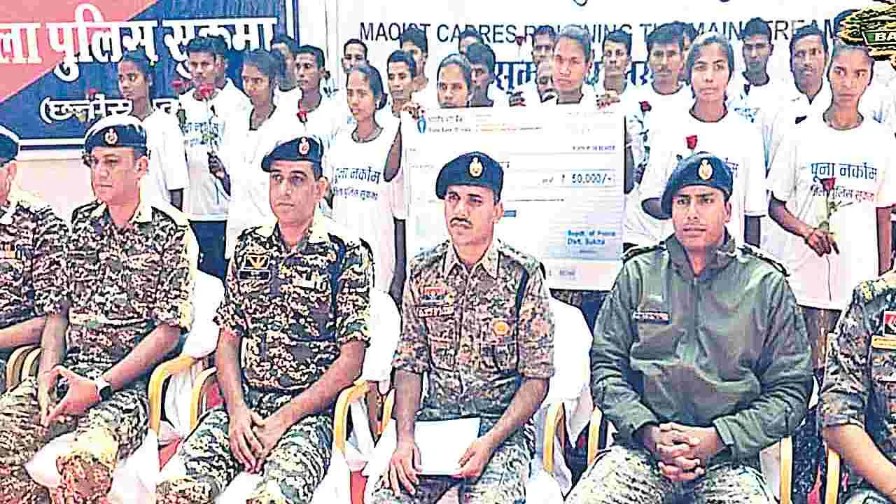 Maoists surrender: 26 మంది మావోయిస్టుల లొంగుబాటు