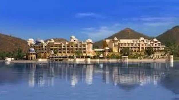 Hotel Penalized for Breach of Guest Privacy: హోటల్‌ గదిలో దంపతుల గోప్యతకు భంగం