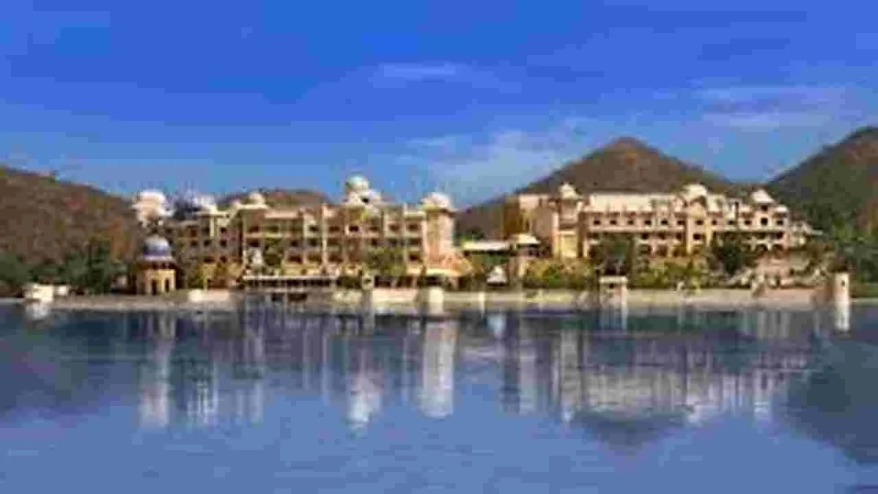 Hotel Penalized for Breach of Guest Privacy: హోటల్‌ గదిలో దంపతుల గోప్యతకు భంగం