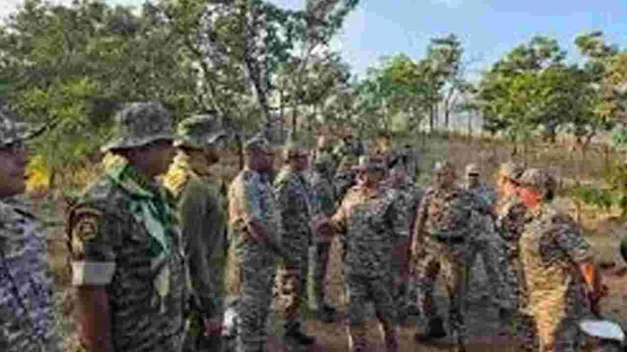 Maoists Surrender: ఛత్తీస్‌గఢ్‪లో 63 మంది మావోయిస్టుల లొంగుబాటు