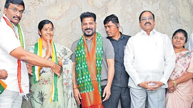 Khammam Corporators Join Congress: కాంగ్రెస్‌‌లో చేరిన ఖమ్మం కార్పొరేటర్లు