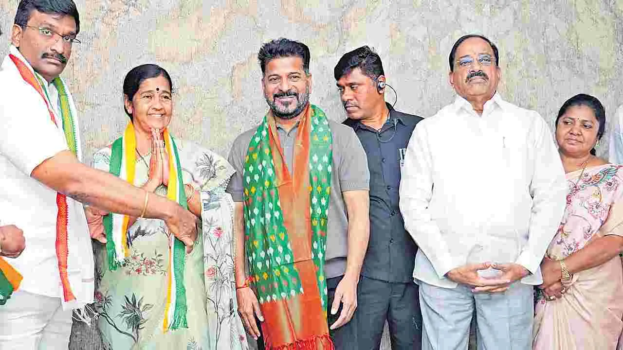 Khammam Corporators Join Congress: కాంగ్రెస్‌‌లో చేరిన ఖమ్మం కార్పొరేటర్లు