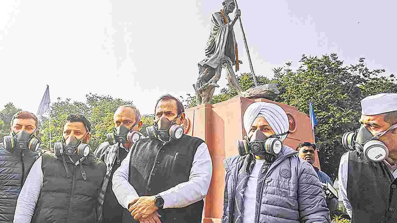 Delhi Air Pollution: గ్యాస్‌చాంబర్‌లా ఢిల్లీ!