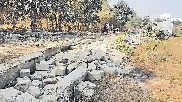 Land Mafia: కొల్లూరులో అర్ధరాత్రి భూ మాఫియా వీరంగం