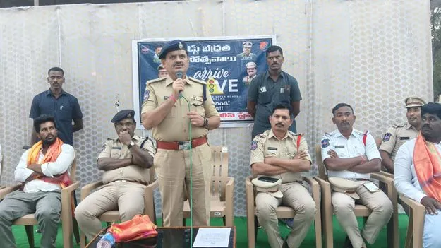 హెల్మెట్‌, సీట్‌బెల్ట్‌ తప్పనిసరిగా ధరించాలి