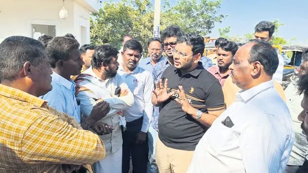  పెండింగ్‌ జీతాలు ఇవ్వాలి