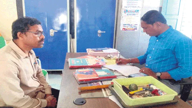 పాఠశాల హెచ్‌ఎంకు షోకాజ్‌ నోటీసు