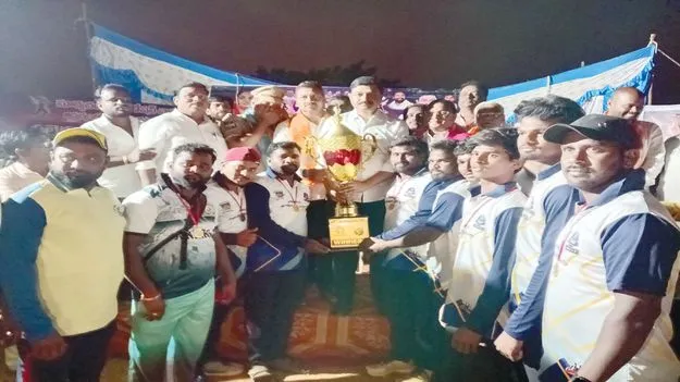 గెలుపోటములను సమానంగా స్వీకరించాలి