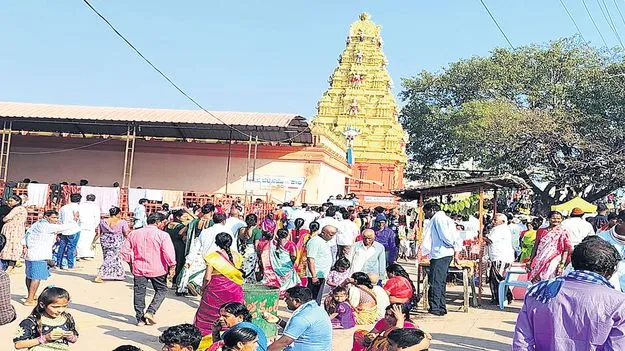 భక్తులతో కిక్కిరిసిన అంజన్న క్షేత్రం