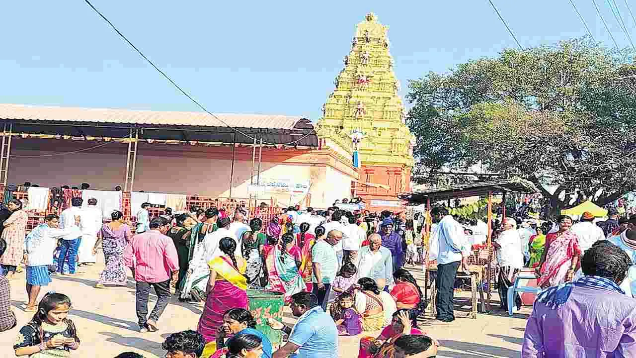 భక్తులతో కిక్కిరిసిన అంజన్న క్షేత్రం