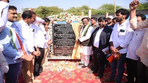 పైసల కోసమే కేసీఆర్‌ కుటుంబం పంచాయితీ