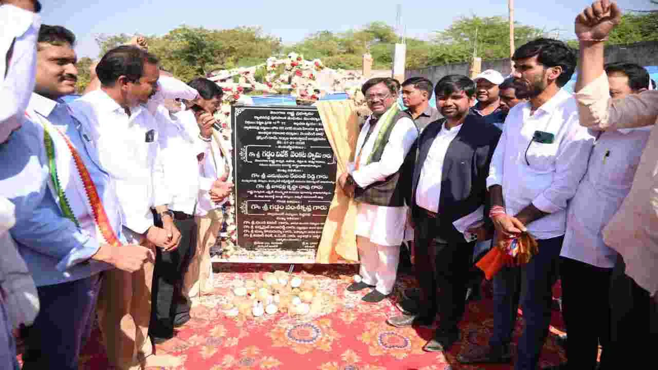 పైసల కోసమే కేసీఆర్‌ కుటుంబం పంచాయితీ