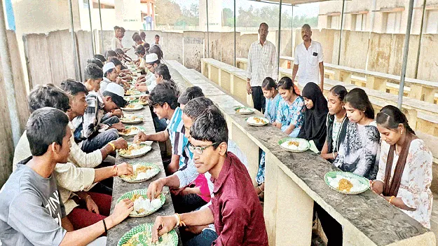 సెలవు రోజుల్లోనూ  ‘మధ్యాహ్నం’