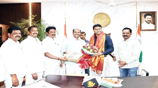 కలెక్టర్‌కు జన్మదిన శుభాకాంక్షలు తెలిపిన ఎమ్మెల్యే