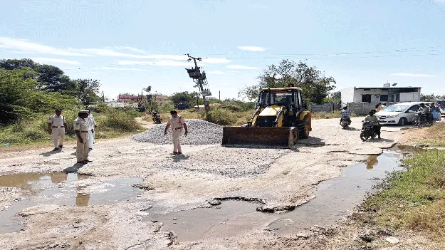 రోడ్డుకు మరమ్మతు చేయించిన ఎస్‌ఐ 