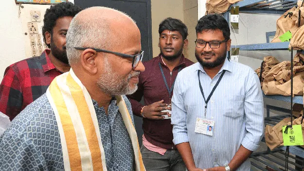 పాదరక్షల కౌంటర్‌కు ‘క్యూఆర్‌’ కోడ్‌ 