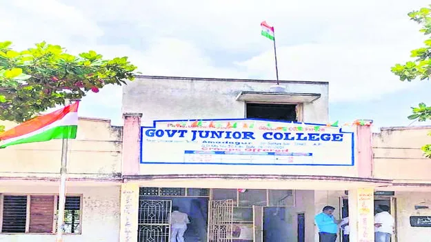 STUDENTS: సకాలంలో లేని బస్సు వసతి