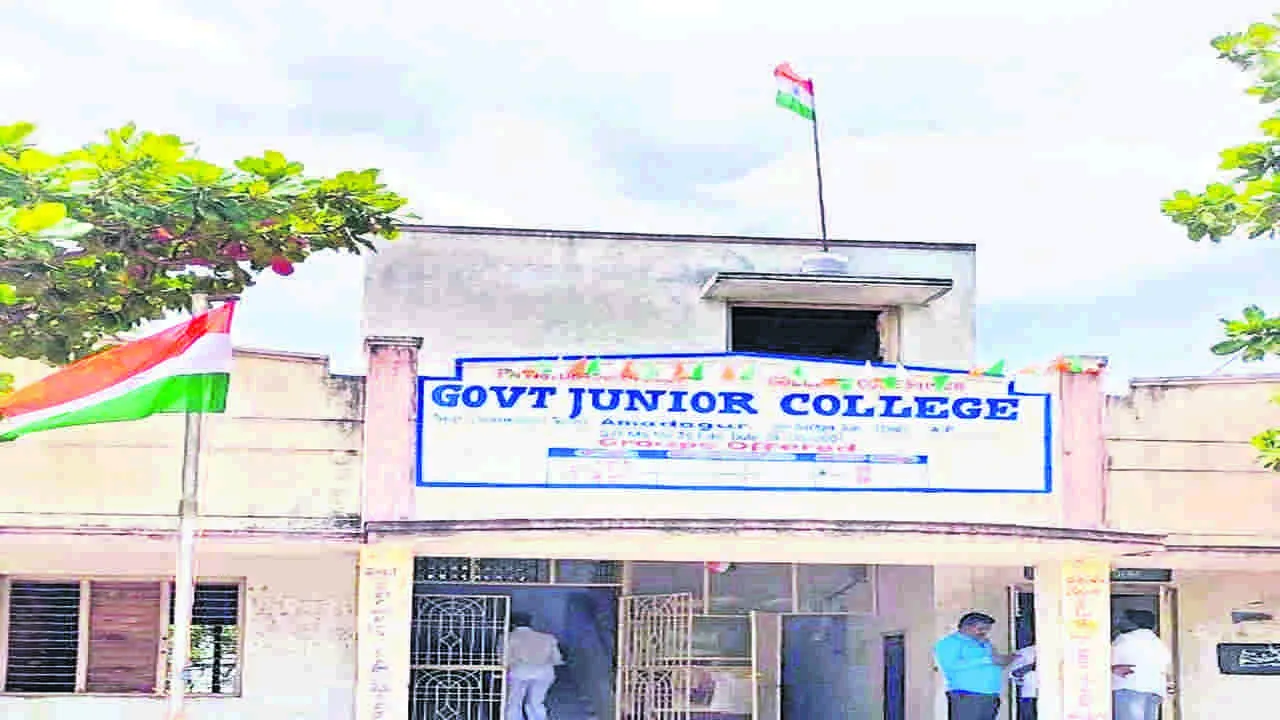 STUDENTS: సకాలంలో లేని బస్సు వసతి