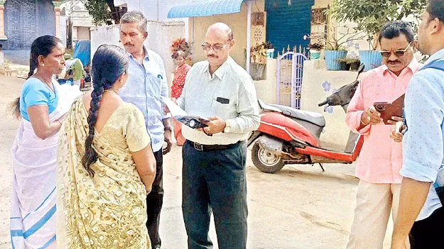 పరిసరాలు శుభ్రంగా ఉంచుకోవాలి