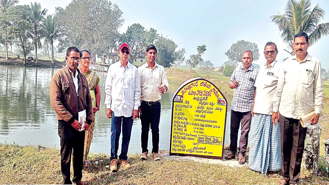 పనులు పరిశీలించిన కేంద్ర బృందం