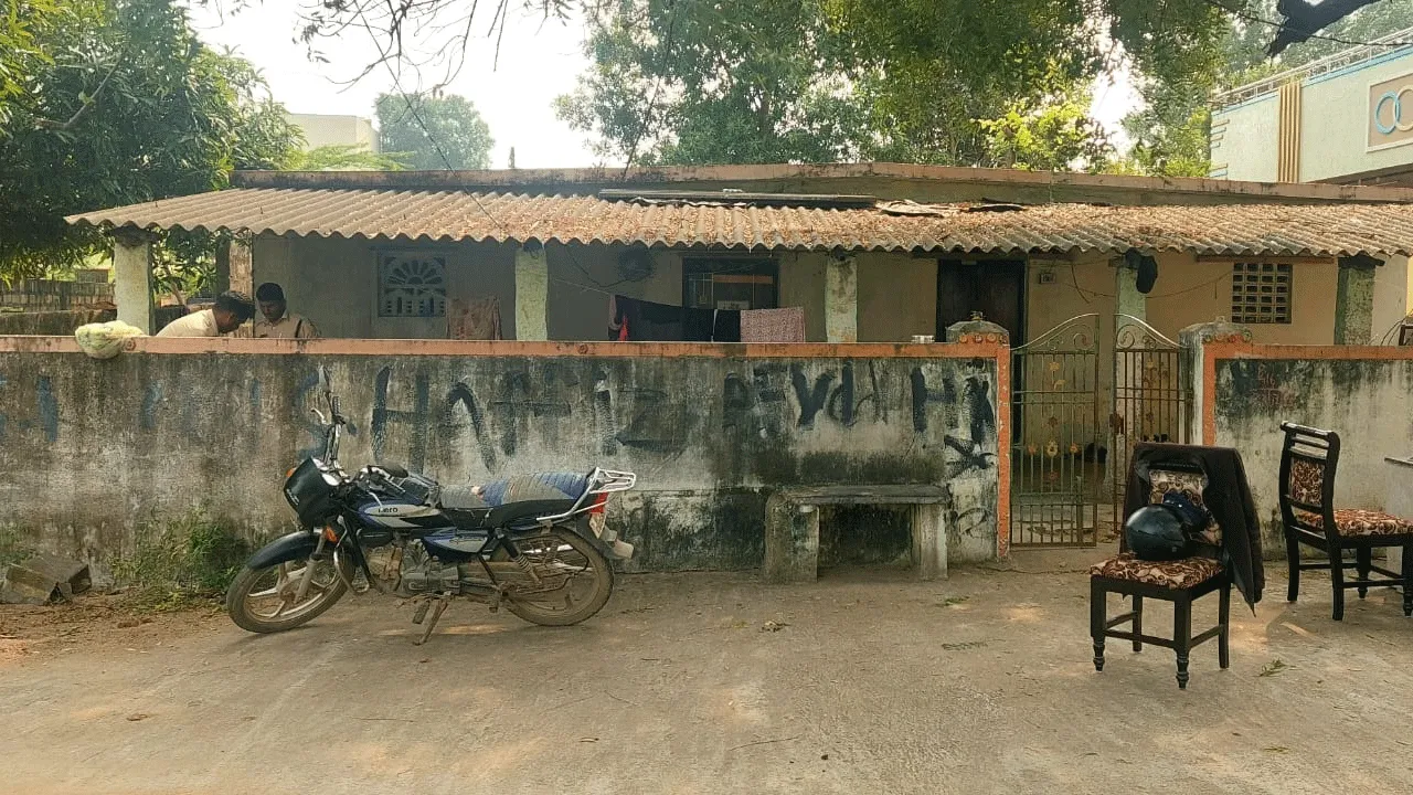 ఐదు టన్నుల రేషన్‌ బియ్యం పట్టివేత