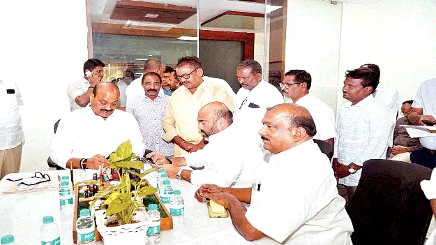 మంత్రి అచ్చెన్నాయుడును కలిసిన ఎమ్మెల్యే 