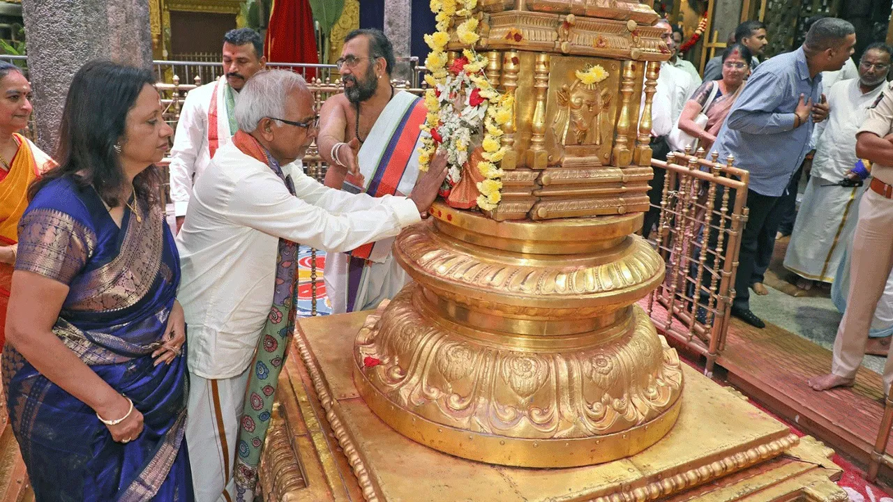 అమ్మవారి సేవలో మారిషస్‌ అధ్యక్షుడు