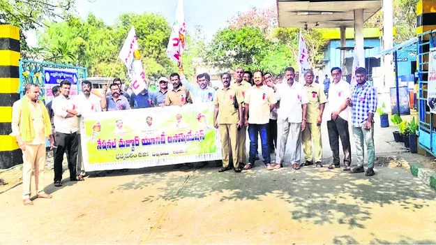 NMU: సమస్యలను వెంటనే పరిష్కరించాలి