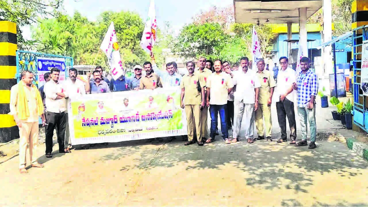 NMU: సమస్యలను వెంటనే పరిష్కరించాలి