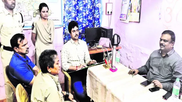  DC: బాటిల్‌ను స్కానచేసి మద్యం విక్రయించాలి