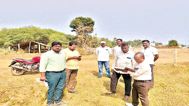 ఆ స్థలంలో పనులు ఆపండి