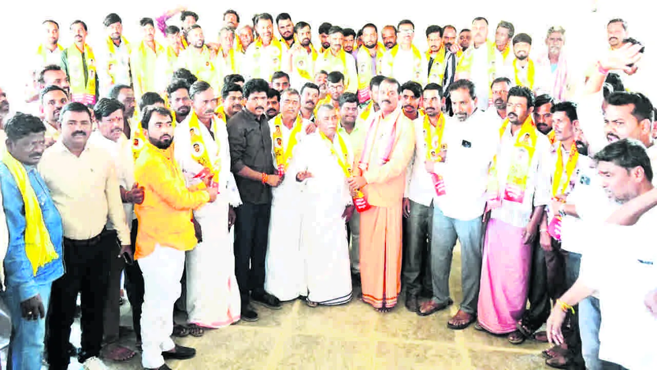 MLA RAJU: అభివృద్ధిని గడప గడపకు తీసుకెళ్లాలి