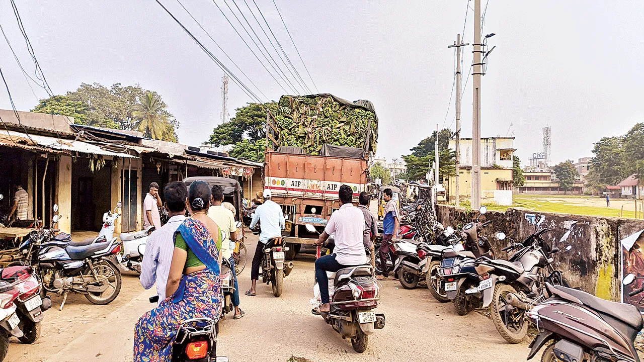 పార్కింగ్‌కు స్థలాలు లేక ట్రాఫిక్‌ పాట్లు