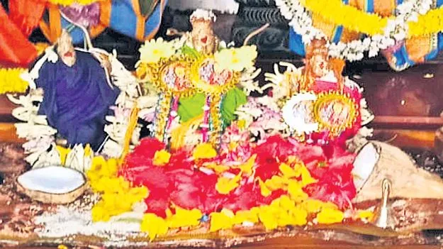 ‘పేట కోదండరామాలయంలో  ఉత్సవ విగ్రహాలు చోరీ