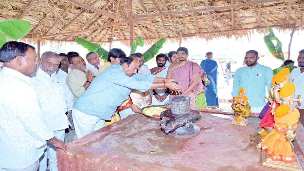 విశ్వశాంతి కోసం శివుడికి అభిషేకం 