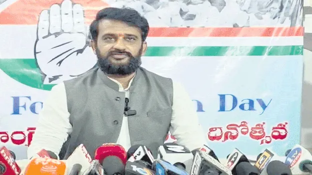 కుట్రలో భాగంగానే గాంధీ పేరు తొలగింపు