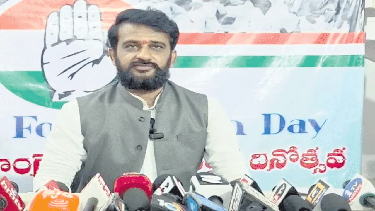 కుట్రలో భాగంగానే గాంధీ పేరు తొలగింపు