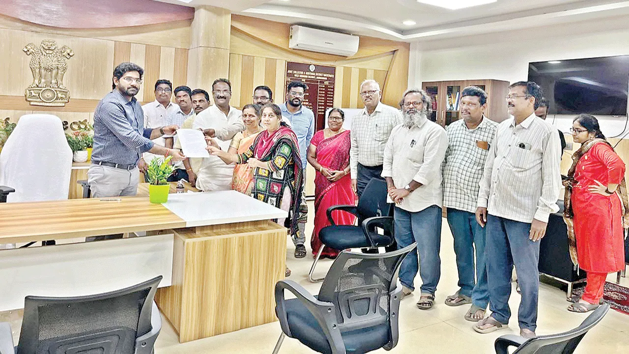 16 మంది గ్రేడ్‌–1 వీఆర్‌వోలకు పదోన్నతులు