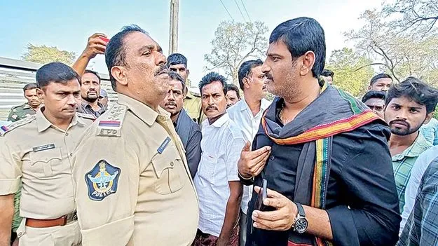    విజయ డెయిరీ వద్ద ఉద్రిక్తత 