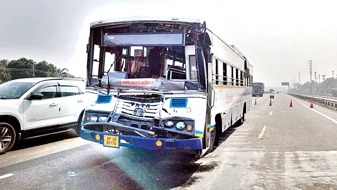 లారీని ఢీకొన్న బస్సు.. పది మందికి గాయాలు