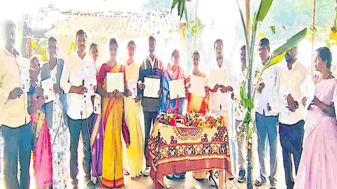 పండుగలా పాసు పుస్తకాల పంపిణీ