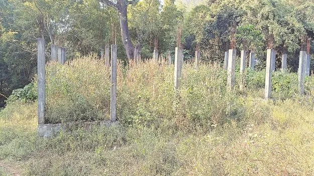 అసంపూర్తి భవనాల పరిస్థితి ఇంతేనా?